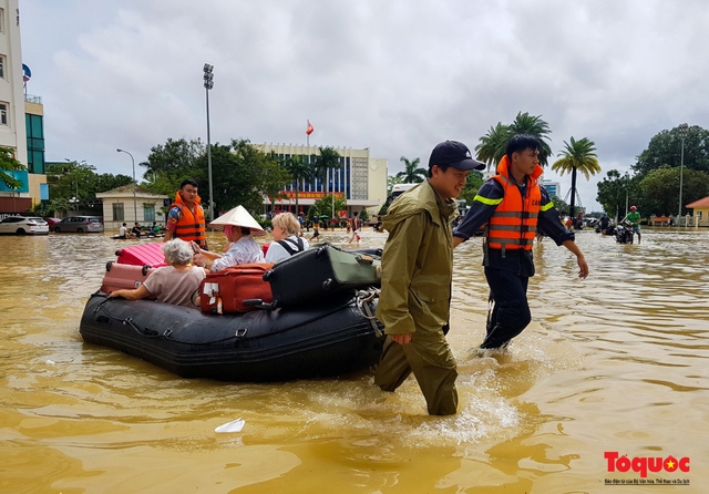 Thủ tướng yêu cầu ổn định đời sống người dân vùng bão lũ, chủ động ứng phó với những đợt thiên tai mới - Ảnh 1.