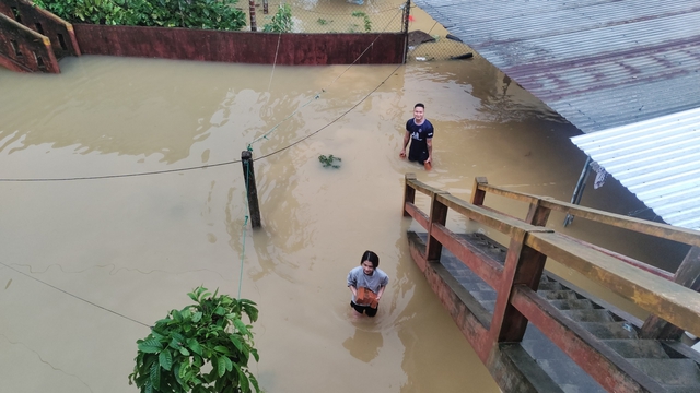 Nhiều nơi ngập do mưa lớn, người dân Thừa Thiên Huế trắng đêm chạy lũ - Ảnh 7.