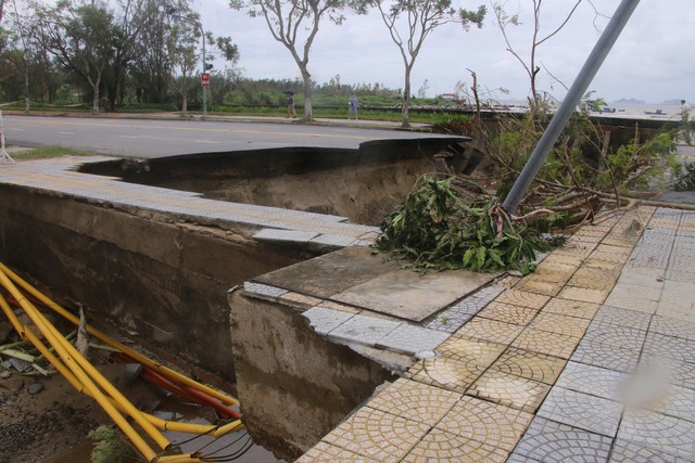 4 người tử vong, đường sá hư hỏng nặng do mưa lũ lịch sử tại Đà Nẵng - Ảnh 5.