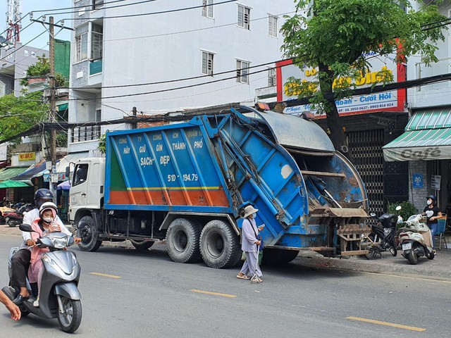 Xe rác gây tai nạn liên hoàn ngay giao lộ ở TP.HCM  - Ảnh 1.