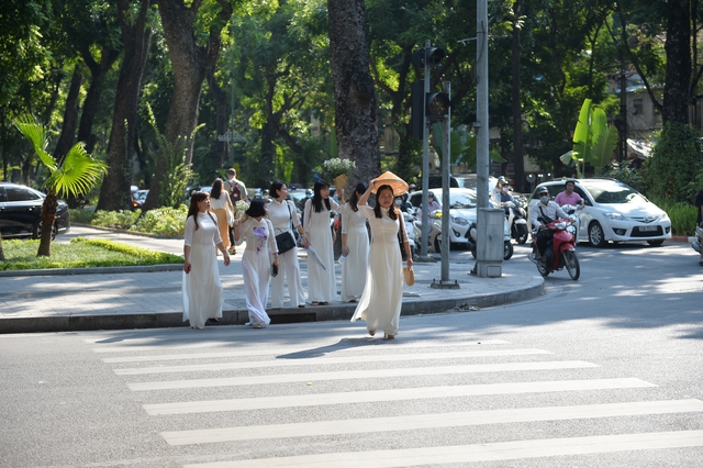 Đông nghịt người đổ đến con đường lãng mạn nhất Hà Nội dịp cuối tuần - Ảnh 15.