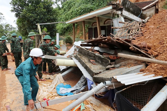 Thừa Thiên Huế: Khẩn trương khắc phục 37 điểm sạt lở do mưa lớn - Ảnh 3.