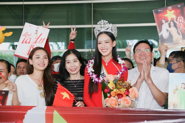 Bảo Ngọc về nước sau đăng quang Hoa hậu Liên lục địa: Người hâm mộ vây kín, Mai Phương và Minh Triệu ra đón - Ảnh 4.
