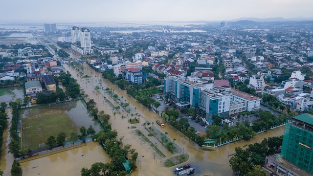 Thừa Thiên Huế: Khẩn trương khắc phục, sớm ổn định cuộc sống người dân sau lũ - Ảnh 3.