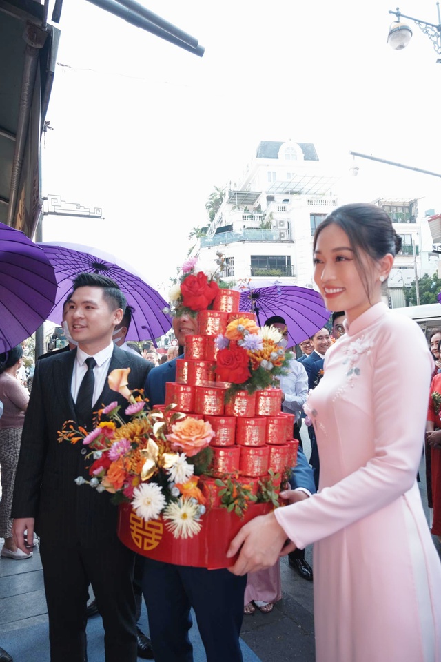 Toàn cảnh lễ ăn hỏi Hoa hậu Đỗ Mỹ Linh: Cô dâu chú rể ngọt ngào, quy tụ dàn mỹ nhân Việt  - Ảnh 20.
