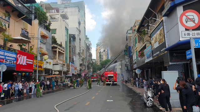 Cháy lớn tại quán bar gần chợ Bến Thành, khói bốc lên nghi ngút - Ảnh 4.
