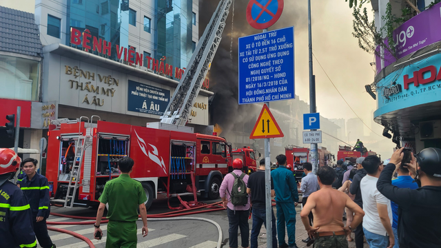 Cháy lớn tại quán bar gần chợ Bến Thành, khói bốc lên nghi ngút - Ảnh 1.