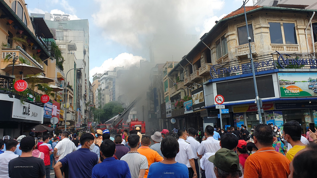 Cháy lớn tại quán bar gần chợ Bến Thành, khói bốc lên nghi ngút - Ảnh 3.