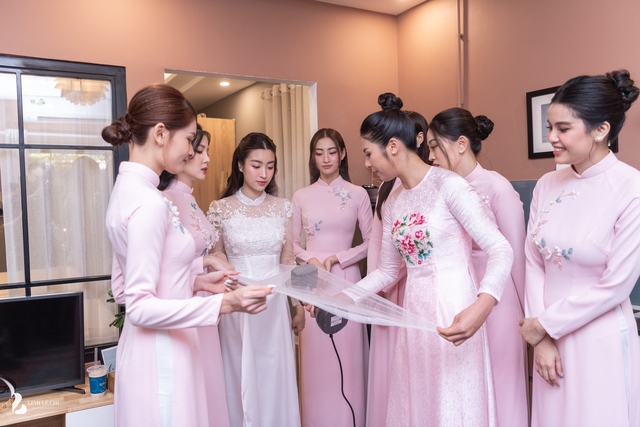 Toàn cảnh lễ ăn hỏi Hoa hậu Đỗ Mỹ Linh: Cô dâu chú rể ngọt ngào, quy tụ dàn mỹ nhân Việt - Ảnh 15.