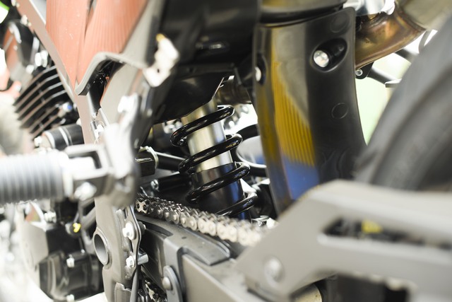 Ra mắt Kawasaki KLX230 tại Việt Nam, giá 151 triệu đồng - Ảnh 4.