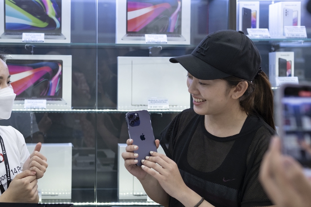 iPhone 14 Pro Max màu tím “cháy hàng”, khách Việt có thể phải chờ cả tháng để nhận hàng - Ảnh 2.