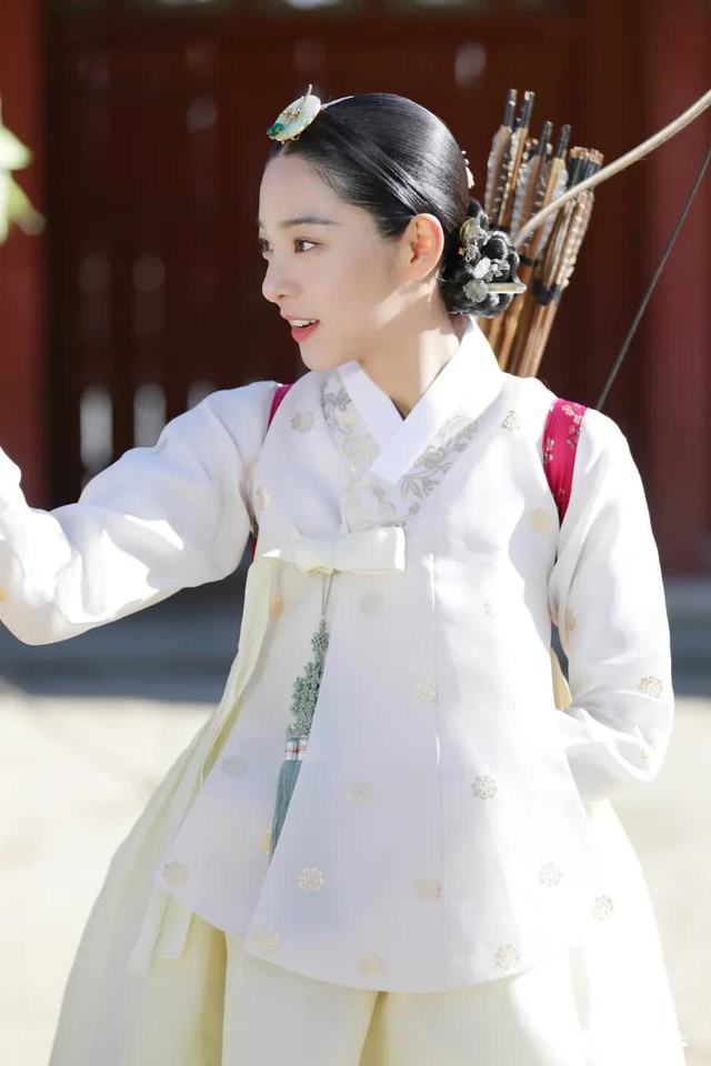 Mê mẩn váy áo ở loạt phim cổ trang Hàn nức tiếng: Bom tấn của Ha Ji Won bao năm vẫn đỉnh - Ảnh 8.