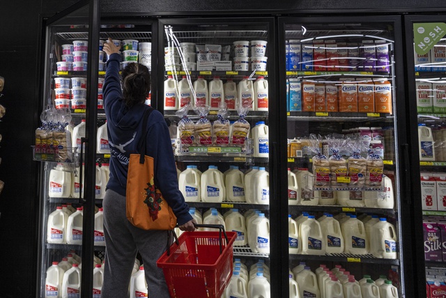Người Mỹ giảm mua xăng, chi nhiều cho thực phẩm - Ảnh 2.