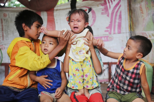 5 đứa trẻ đói ăn trong căn chòi dột nát: &quot;Nhà con nghèo lắm rồi, mẹ đừng sinh em nữa&quot; - Ảnh 1.