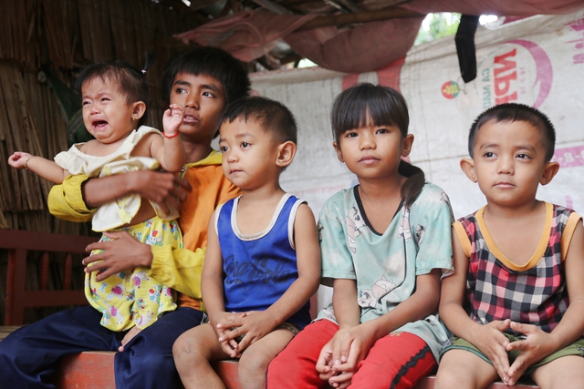 5 đứa trẻ đói ăn trong căn chòi dột nát: &quot;Nhà con nghèo lắm rồi, mẹ đừng sinh em nữa&quot; - Ảnh 8.