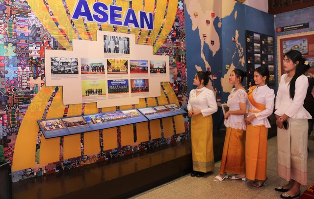 Triển lãm ảnh “Sắc màu ASEAN” và “Các di sản Việt Nam do quỹ bảo tồn văn hóa của Đại sứ Mỹ hỗ trợ bảo tồn” - Ảnh 4.