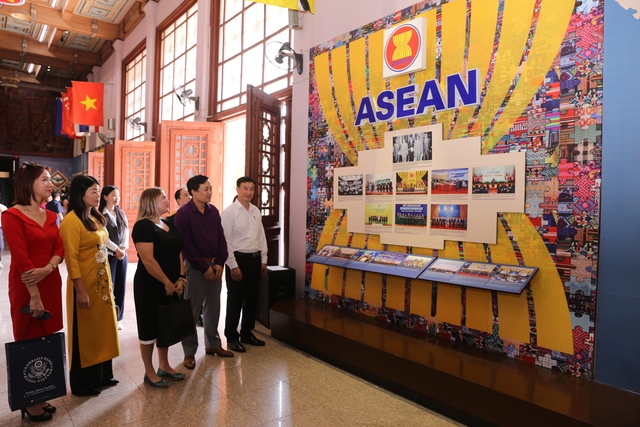 Triển lãm ảnh “Sắc màu ASEAN” và “Các di sản Việt Nam do quỹ bảo tồn văn hóa của Đại sứ Mỹ hỗ trợ bảo tồn” - Ảnh 5.