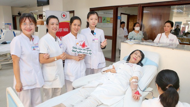Hàng trăm nữ thầy thuốc tham gia hiến máu cứu người sau lũ - Ảnh 2.