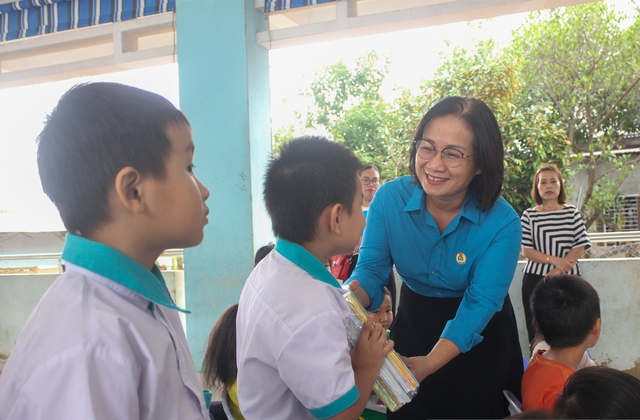Hơn 1,1 tỷ đồng hỗ trợ sách vở cho học sinh Đà Nẵng sau mưa lũ - Ảnh 4.