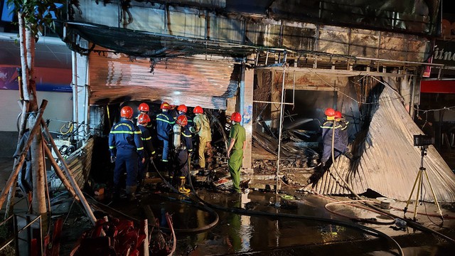 Thừa Thiên Huế: Cửa hàng kinh doanh ngũ kim cháy trong đêm, thiệt hại nhiều tài sản - Ảnh 3.