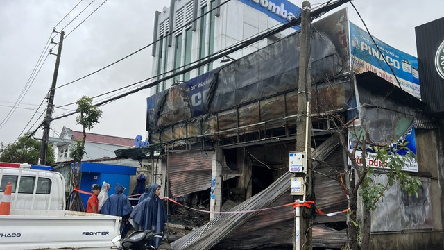 Thừa Thiên Huế: Cửa hàng kinh doanh ngũ kim cháy trong đêm, thiệt hại nhiều tài sản - Ảnh 4.