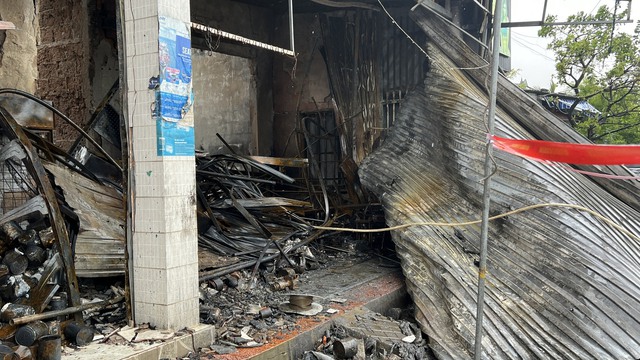 Thừa Thiên Huế: Cửa hàng kinh doanh ngũ kim cháy trong đêm, thiệt hại nhiều tài sản - Ảnh 6.