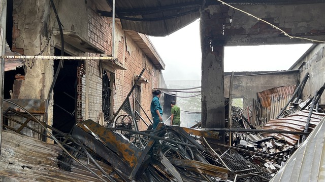 Thừa Thiên Huế: Cửa hàng kinh doanh ngũ kim cháy trong đêm, thiệt hại nhiều tài sản - Ảnh 5.