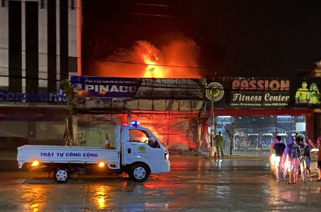 Thừa Thiên Huế: Cửa hàng kinh doanh ngũ kim cháy trong đêm, thiệt hại nhiều tài sản - Ảnh 1.