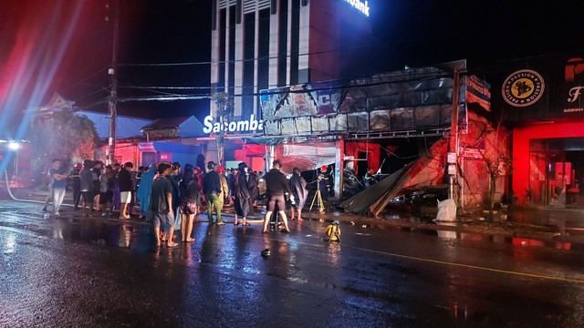 Thừa Thiên Huế: Cửa hàng kinh doanh ngũ kim cháy trong đêm, thiệt hại nhiều tài sản - Ảnh 2.