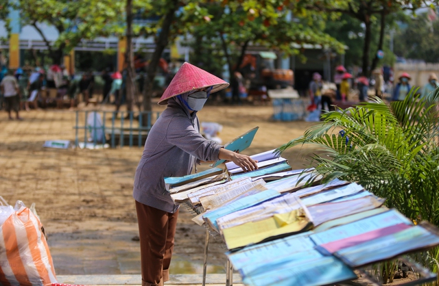 Hơn 1,1 tỷ đồng hỗ trợ sách vở cho học sinh Đà Nẵng sau mưa lũ - Ảnh 1.