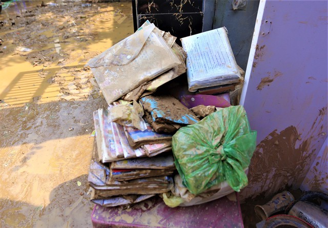 Hơn 1,1 tỷ đồng hỗ trợ sách vở cho học sinh Đà Nẵng sau mưa lũ - Ảnh 1.