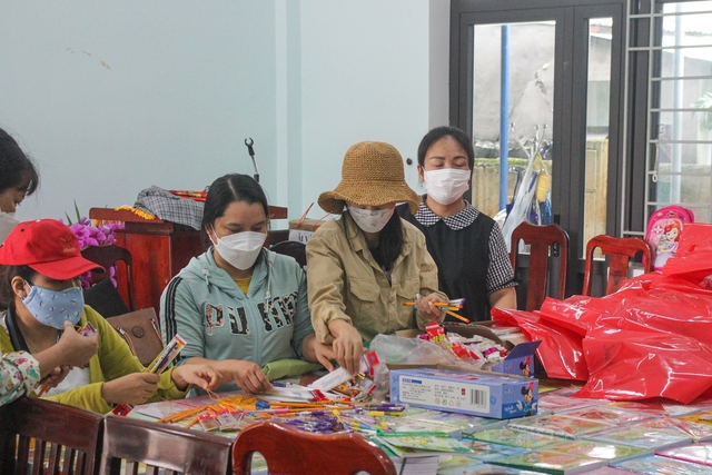 Hơn 1,1 tỷ đồng hỗ trợ sách vở cho học sinh Đà Nẵng sau mưa lũ - Ảnh 6.