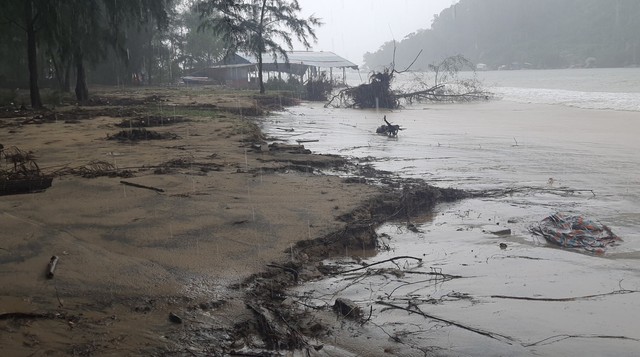 Triều cường, nước biển dâng ảnh hưởng đến nhiều địa phương tại Thừa Thiên Huế - Ảnh 1.