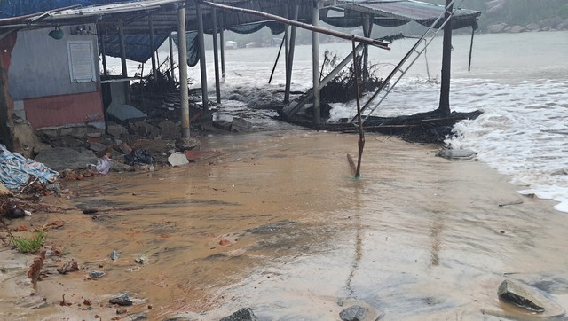 Triều cường, nước biển dâng ảnh hưởng đến nhiều địa phương tại Thừa Thiên Huế - Ảnh 3.