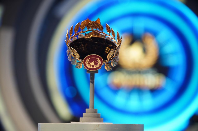 Cận cảnh chiếc vòng nguyệt quế sơn son thiếp vàng dành riêng cho Quán quân Olympia 2022 - Ảnh 2.