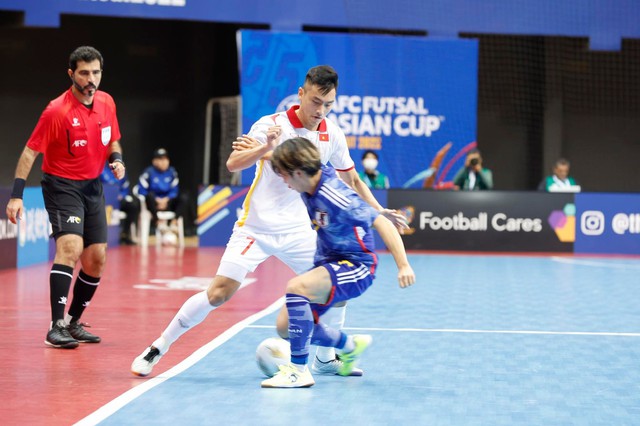 Futsal Việt Nam bước vào tứ kết dù thất bại trước Nhật Bản - Ảnh 1.