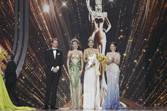 Trọn vẹn khoảnh khắc xúc động của Đoàn Thiên Ân khi đăng quang Hoa hậu Hòa bình Việt Nam - Ảnh 2.