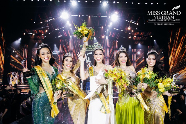 Trọn vẹn khoảnh khắc xúc động của Đoàn Thiên Ân khi đăng quang Hoa hậu Hòa bình Việt Nam - Ảnh 5.
