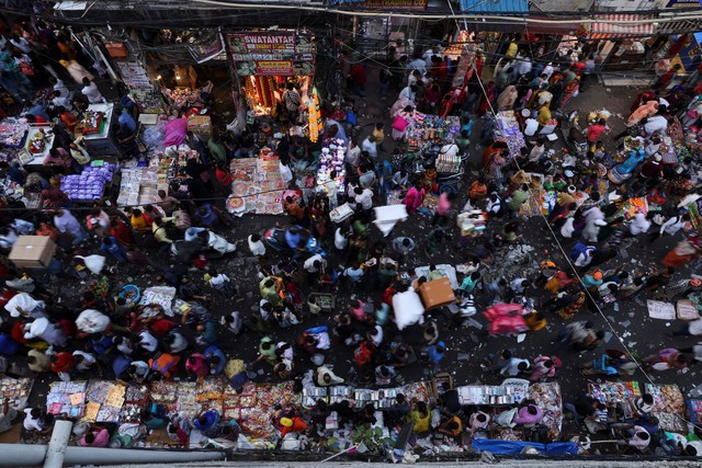 Mùa cao điểm mua sắm của người dân Ấn Độ làm lộ diện một vấn đề còn tồn tại từ đại dịch: Người giàu chi 'phóng tay', người nghèo chật vật tiết kiệm - Ảnh 1.