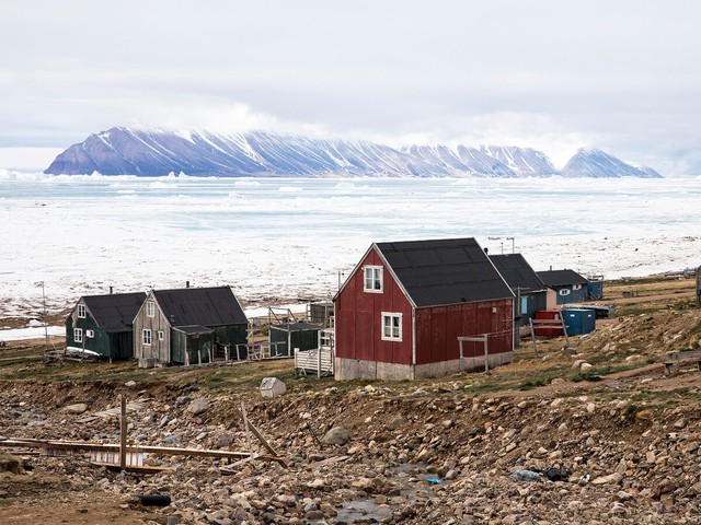 Cuộc sống tại thị trấn tận cùng cực bắc của Trái đất, nơi người dân xây nhà trên băng và sống trong bóng tối gần nửa năm - Ảnh 3.