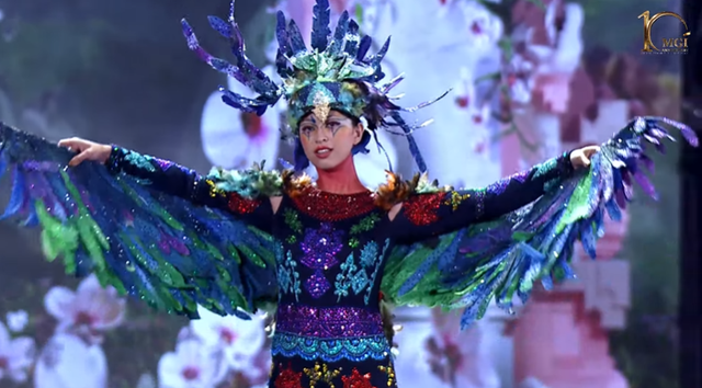 Toàn cảnh đêm thi Trang phục dân tộc Miss Grand: Bùng nổ với loạt thiết kế độc đáo, Thiên Ân tự tin dù gặp sự cố - Ảnh 7.
