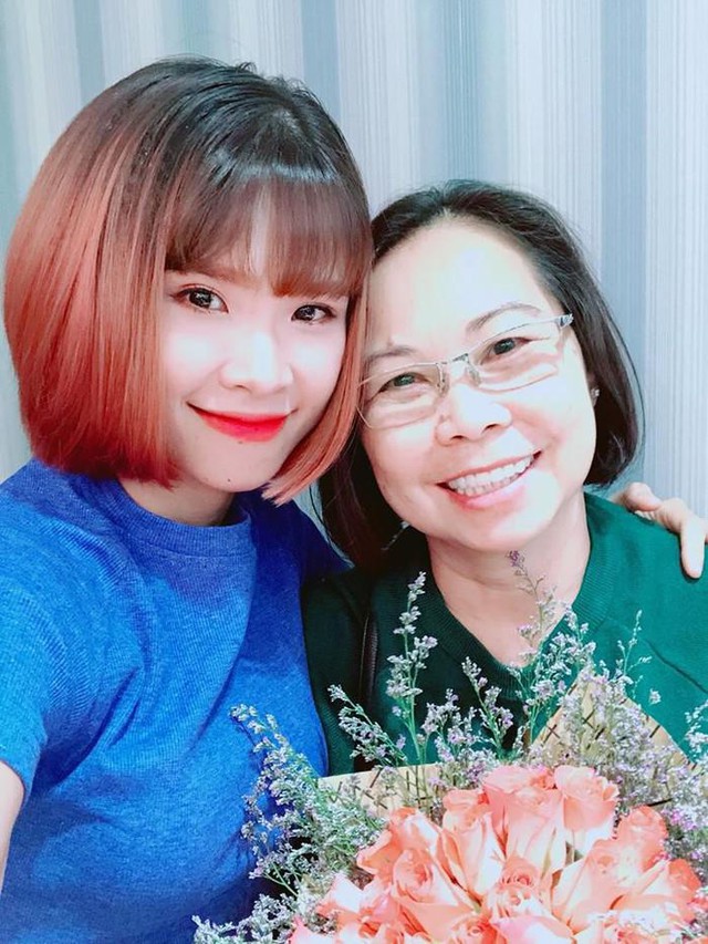 2 người mẹ đặc biệt của sao Việt: Mẹ Lê Dương Bảo Lâm đi làm cùng con, phụ huynh Khởi My làm quản lý  - Ảnh 6.