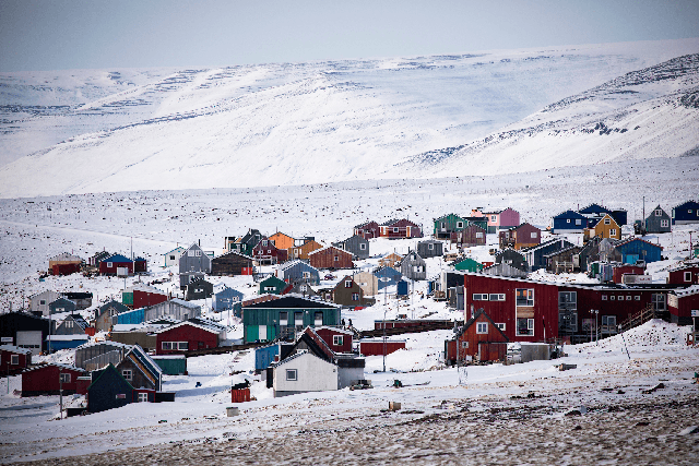 Cuộc sống tại thị trấn tận cùng cực bắc của Trái đất, nơi người dân xây nhà trên băng và sống trong bóng tối gần nửa năm - Ảnh 1.