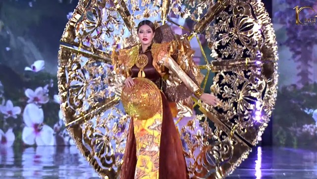 Toàn cảnh đêm thi Trang phục dân tộc Miss Grand: Bùng nổ với loạt thiết kế độc đáo, Thiên Ân tự tin dù gặp sự cố - Ảnh 2.