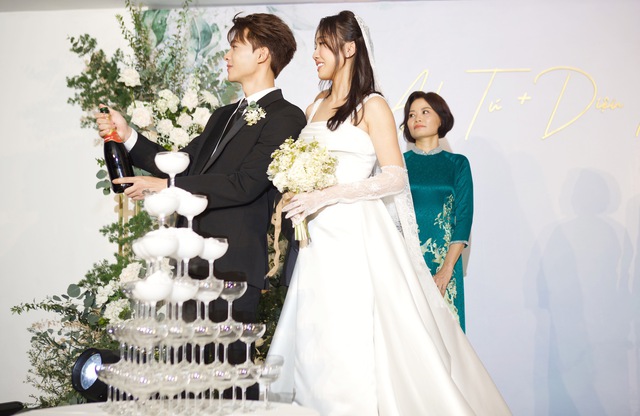 Đám cưới Diệu Nhi - Anh Tú tại Hà Nội: 2 gia đình diện đồ đôi vào lễ đường trong tiếng nhạc Tình Bạn Diệu Kỳ - Ảnh 9.