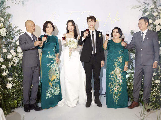 Đám cưới Diệu Nhi - Anh Tú tại Hà Nội: 2 gia đình diện đồ đôi vào lễ đường trong tiếng nhạc Tình Bạn Diệu Kỳ - Ảnh 8.