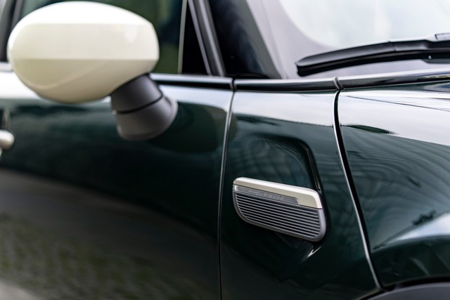 Phiên bản MINI Cooper S 5-Cửa Resolute Edition mới năng động và cá tính - Ảnh 4.