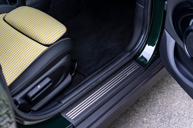 Phiên bản MINI Cooper S 5-Cửa Resolute Edition mới năng động và cá tính - Ảnh 9.