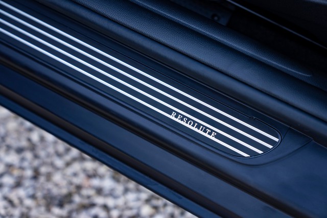 Phiên bản MINI Cooper S 5-Cửa Resolute Edition mới năng động và cá tính - Ảnh 8.