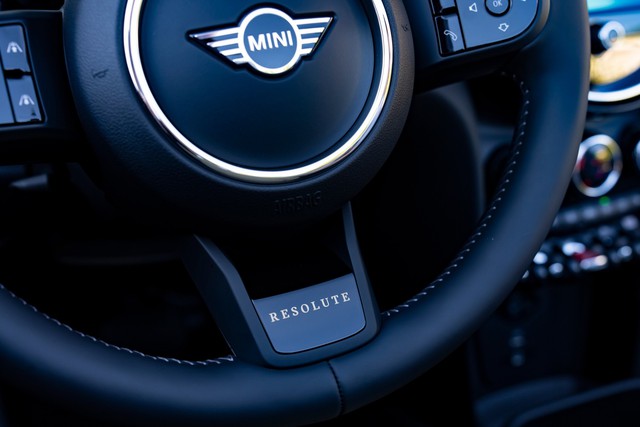 Phiên bản MINI Cooper S 5-Cửa Resolute Edition mới năng động và cá tính - Ảnh 7.